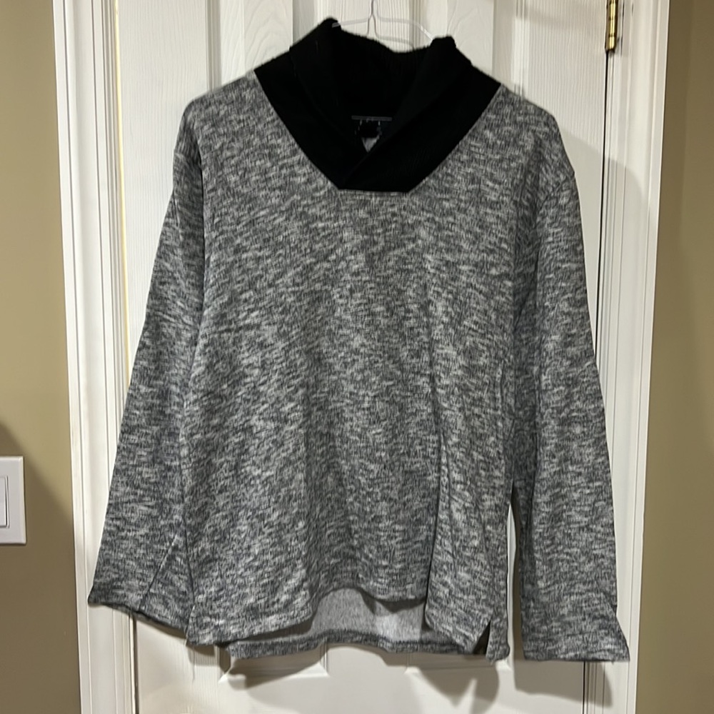 2/Men Men’s 2 tone sweater Large